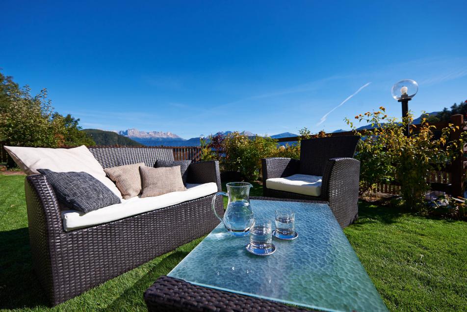 Villa Südtirol Mieten Privater Spa und Wellness Bereich Garten Komfort Aussicht auf die Dolomiten