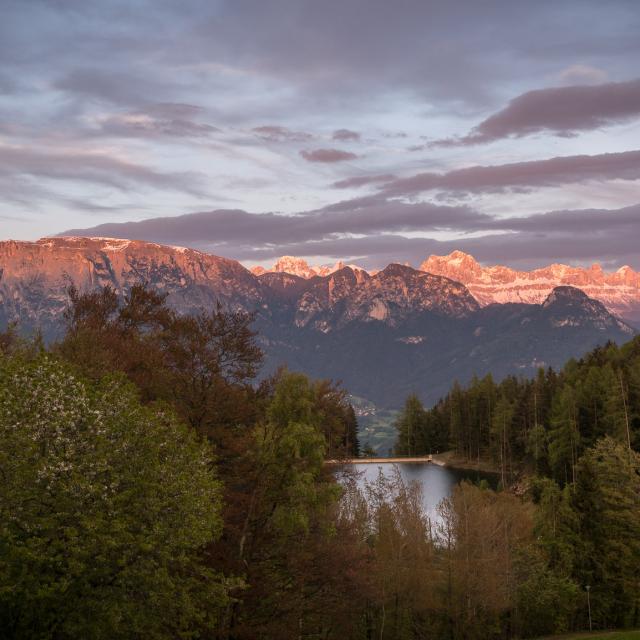 Romantic Getaway Red Mountain Dolomiti Panorama infront of a Lake