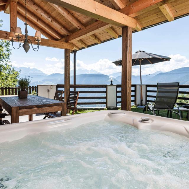 Private whirlpool on Baita Suite with covered terrace