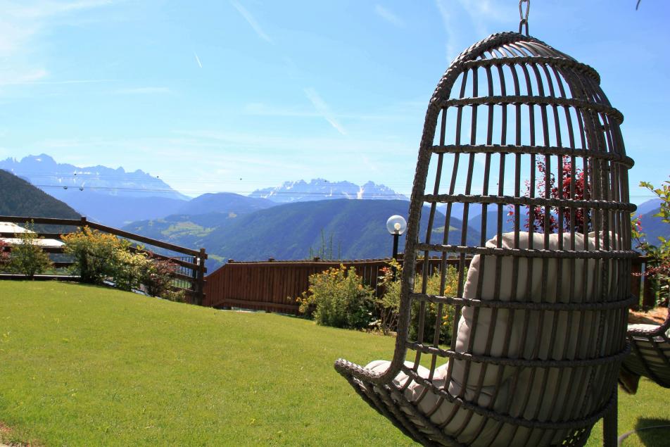 Chalet Südtirol Mieten Natur Pur und Genuss im Garten mit Aussicht auf die Berge