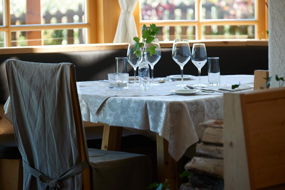 Gourmet Restaurant Suedtirol Gläser Tisch Deko Gedeck Wein Blatt einladendes Ambiente