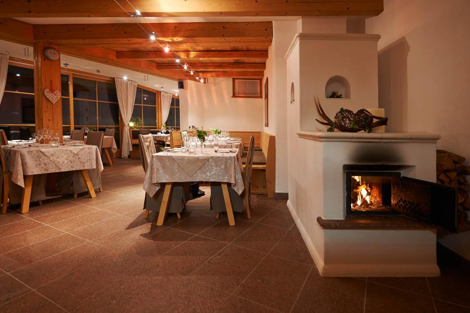 Gourmet Restaurant Südtirol uriges Ambiente Stimmung Kamin Feuer Aussicht Dolomiten