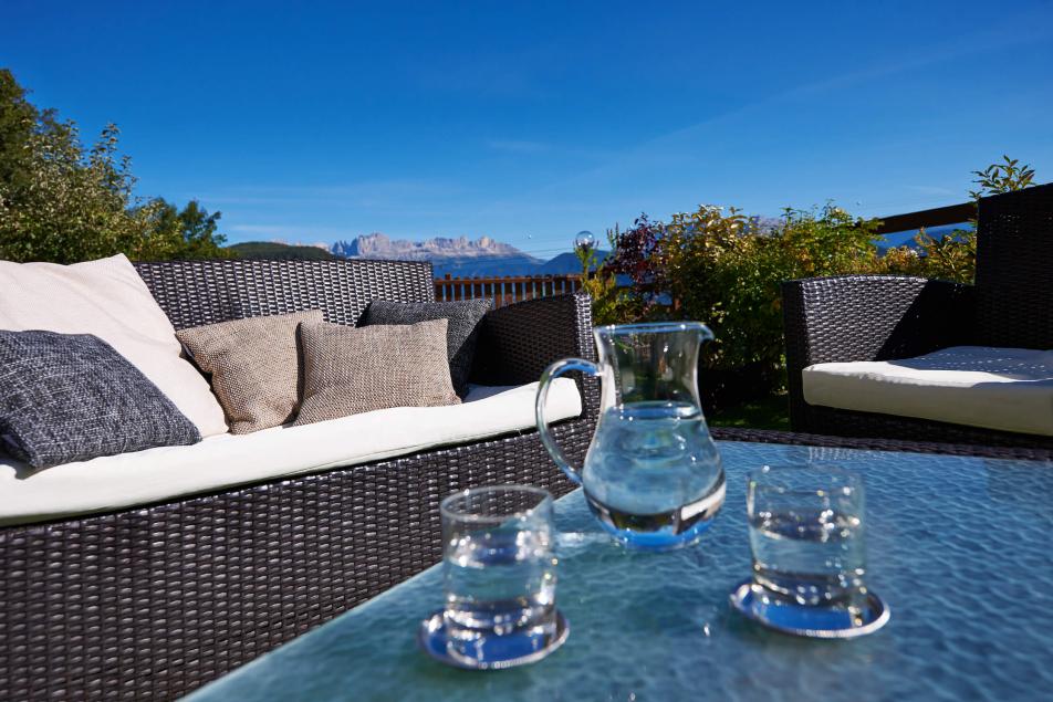 Naturhotel Südtirol Relax Entspannung Panorama Dolomiten Gesund Wasser Sitzecke Bergluft