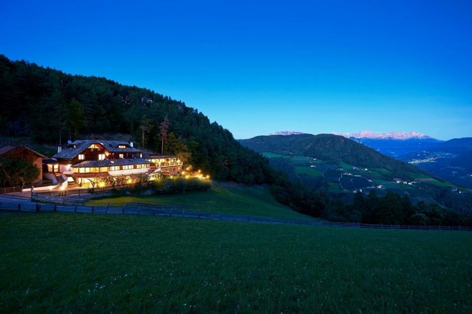 Naturhotel Südtirol Chalet Abenddämmerung Berge Dolomiten Panorama Natur Idyll