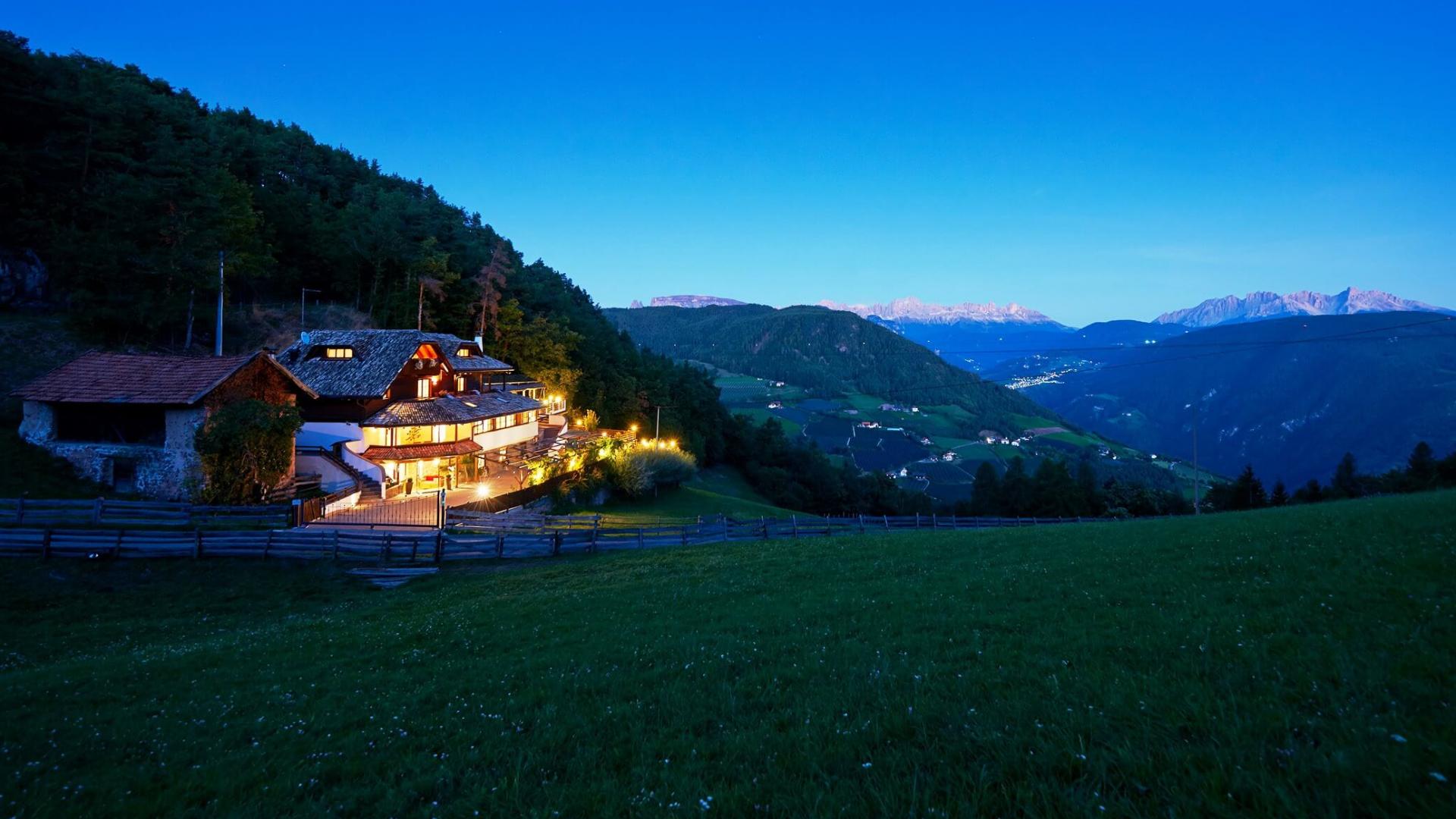 Alpen Lodge in Südtirol buchen Urig gemütliches Ambiente Komfortabel und Idyllisch am Waldrand auf Alm Wiese