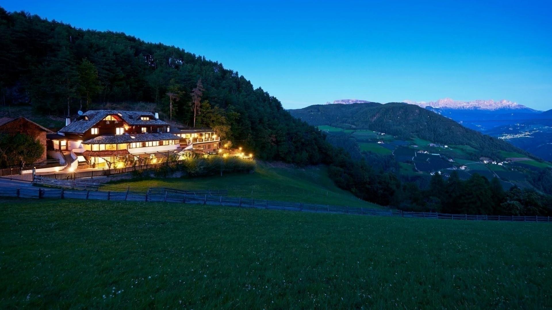 Villa Südtirol Mieten Privatsphäre Ruhe Auszeit Natur Berge Wald Wiese Traumurlaub