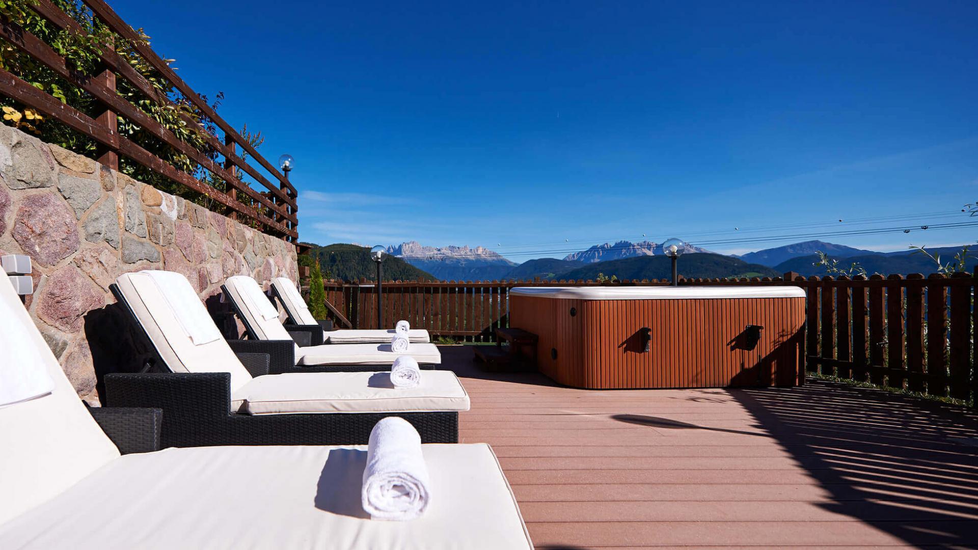 Ferienhaus in Südtirol mieten Sonnenliegen Jacuzzi Whirlpool Hottub
