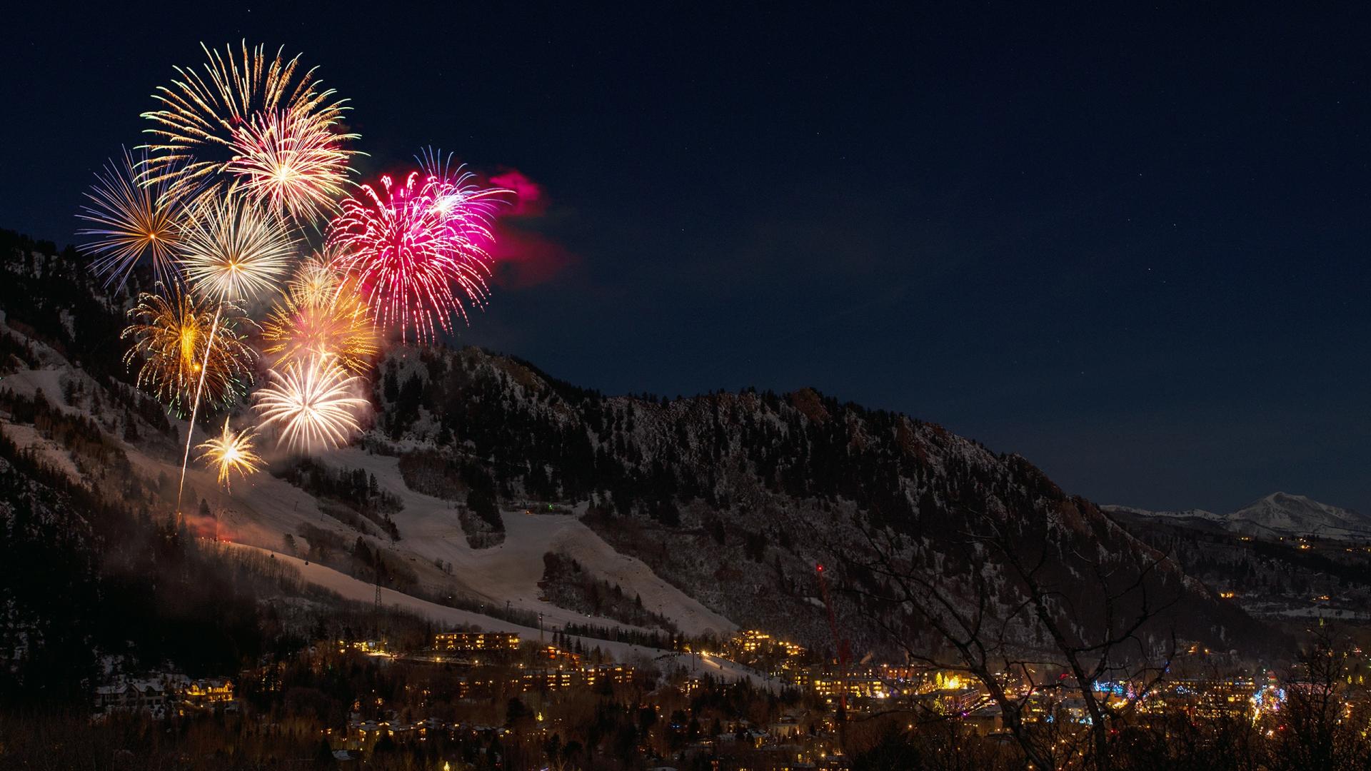 Silvester Südtirol Feuerwerk Berge Nachts Panorama Lichterspiel Frohes Neues Jahr